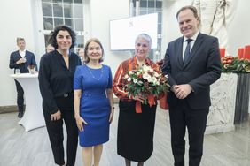 Oberbürgermeister Dr. Stephan Keller mir der türkischen Generalkonsulin Ayşegül Gökçe (2.v.l.) sowie mit Zeynep Gürsoy (2.v.r.) und Dr. Dilek Gürsoy. Zeynep Gürsoy war eine der Gastarbeiterinnen der ersten Stunde; Fotos: Gstettenbauer 