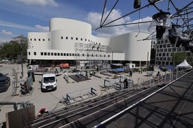 Aktuell laufen Aufbauarbeiten am Gustaf-Gründgens-Platz, damit die Fan Zone schon im Mai für erste Kulturevents bereit ist. Foto: David Young