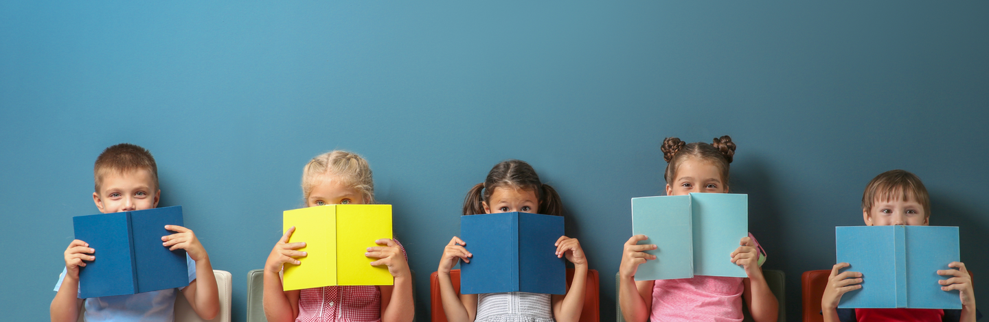 Kinder lesen Bücher.