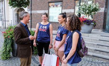 Die Praktikantinnen aus Toulouse im Gespräch mit Oberbürgermeister Thomas Geisel