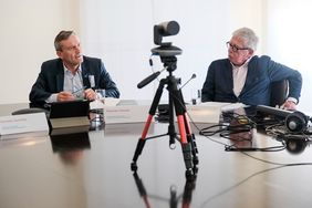 OB Thomas Geisel (links) und Publizist und Dozent Dr. Dieter Nellen bei der digitalen Pressekonferenz zur Buchvorstellung © Landeshauptstadt Düsseldorf/Michael Gstettenbauer 
