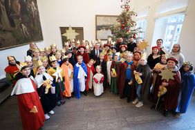 Die Sternsinger überbrachten im Rathaus den Segen für das neue Jahr. Foto: David Young