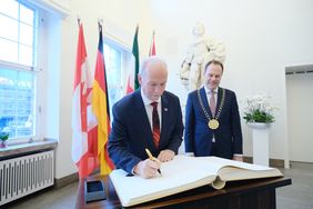 Bei seinem Besuch trug sich Botschafter John Horgan ins Goldene Buch der Landeshauptstadt ein. Foto: Michael Gstettenbauer