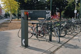 Die Landeshauptstadt hat das Mobilitätsangebot am Fürstenplatz weiter ausgebaut und eröffnet dort nun die inzwischen 14. Mobilitätsstation stadtweit © Connected Mobility Düsseldorf 