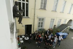 Schülerinnen und Schüler des Comenius-Gymnasiums zeigen ihre Arbeiten zu den  Themen "Exil", "Migration" und "Fremdheit" im Heinrich-Heine-Institut.