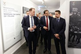 V.l.: OB Dr. Stephan Keller, Nathanael Liminski, NRW-Minister für Bundes- und Europaangelegenheiten, Internationales sowie Medien, und Rafał Trzaskowski, Stadtpräsident von Warschau, bei der Ausstellungseröffnung im Gerhart-Hauptmann-Haus. Foto: Young