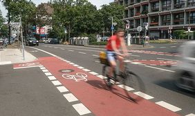 Der neue Radweg an der Ulmenstraße wurde gleich von Radlern genutzt