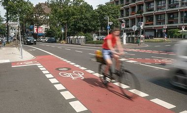 Der neue Radweg an der Ulmenstraße wurde gleich von Radlern genutzt