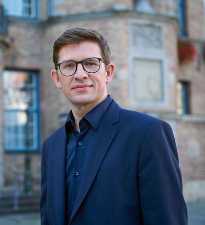 Bürgermeister Fabian Zachel, im Hintergrund unscharf das Düsseldorfer Rathaus