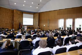 Blick in den bis auf den letzten Platz besetzten Plenarsaal bei der Veranstaltung Düsseldorfer Heimat(en) © Landeshauptstadt Düsseldorf/Ingo Lammert 