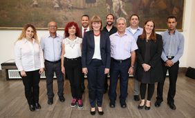 Bürgermeisterin Klaudia Zepuntke (vorne, Mitte)mit der israelischen Delegation und ihren Gastgebern im Jan-Wellem-Saal des Rathauses, Foto: David Young.