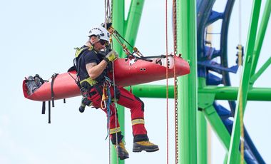 Foto von der Übung der Höhenretter am Fahrgeschäft "Alpina-Bahn" vor Eröffnung der Rheinkirmes am Donnerstag, 16. Juli 2026. Foto: Landeshauptstadt Düsseldorf/Claus Langer