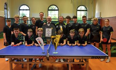 Chemnitz Oberbürgermeister Sven Schulze (Mitte) eröffnete das Freundschaftsturnier - links die Delegation aus Düsseldorf, rechts die Tischtennisspielerinnen und -spieler der SG Rabenstein © TTC Champions Düsseldorf 