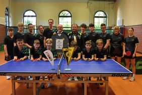 Chemnitz Oberbürgermeister Sven Schulze (Mitte) eröffnete das Freundschaftsturnier - links die Delegation aus Düsseldorf, rechts die Tischtennisspielerinnen und -spieler der SG Rabenstein © TTC Champions Düsseldorf 