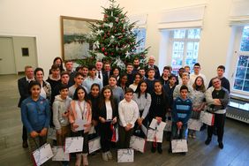 29 Schüler aus den 8. Jahrgangsstufen der Joseph-Beuys-Gesamtschule und der Benzenberg Realschule haben im Rathaus die Ernennungsurkunden als Fahrzeugbegleiter erhalten. Foto: David Young