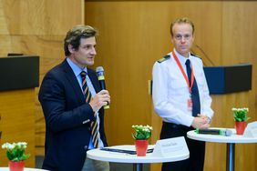 Der Beigeordnete für Recht, Ordnung, Gesundheit und Feuerwehr, Christian Zaum (li.) und Feuerwehrchef David von der Lieth informierten die Teilnehmenden im Plenarsaal über Details zum Hochwasserschutz. Foto: Michael Gstettenbauer