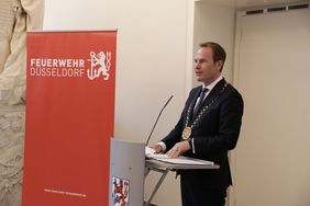 In einer Feierstunde erinnerte Oberbürgermeister Dr. Stephan Keller an die Verdienste der Feuerwehrleute während ihrer langjährigen Zugehörigkeit zur Freiwilligen Feuerwehr. Foto: Landeshauptstadt Düsseldorf / Ingo Lammert
