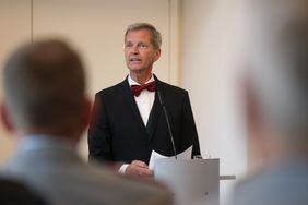 Bürgermeister Josef Hinkel begrüßte beim Empfang am Freitag, 13. September, die Teilnehmenden und Gäste des 38. Internationalen Schießwettkampfes um den "Kurfürst-Jan-Wellem-Pokal" im Düsseldorfer Rathaus. Foto: David Young