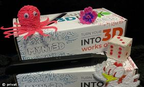 Foto mit Figuren (Oktopus, Blume, Würfel, Huhn), die mit einem 3D-Stift erstellt wurden.
