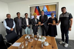 Inhaltlicher Austausch bei der IHK Düsseldorf mit anschließender Geschenkübergabe (jeweils mit Elefant in der Hand, v.l.n.r.) Dr. Sharanprakash Patil, Minister für Kompetenzentwicklung und medizinische Ausbildung; Ralf Schlindwein, Geschäftsführer International, IHK Düsseldorf; Christine Mertens, Bereichsleiterin Ausbildung und Höhere Berufsbildung; Dr. M. C. Sudhakar, Minister für Hochschulbildung © Mukund N.M 