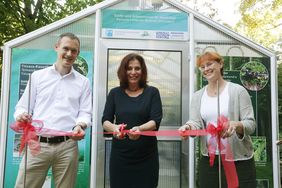 Aquazoo-Direktor Dr. Jochen Reiter, Umweltdezernentin Helga Stulgies und Sandra Honigs, Leiterin der Zucht- und Schutzstation für Amphibien, vor der neuen Zuchtanlage