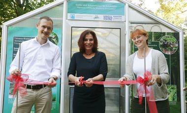 Aquazoo-Direktor Dr. Jochen Reiter, Umweltdezernentin Helga Stulgies und Sandra Honigs, Leiterin der Zucht- und Schutzstation für Amphibien, vor der neuen Zuchtanlage