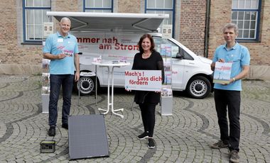 Startschuss für das Klimamobil: Umweltdezernentin Helga Stulgies (M.) und die Christoph Gormanns (li.) sowie Heribert Rubarth (re.) stellten das neue Beratungsangebot vor. Fotos: Ingo Lammert