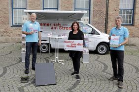 Startschuss für das Klimamobil: Umweltdezernentin Helga Stulgies (M.) und die Christoph Gormanns (li.) sowie Heribert Rubarth (re.) stellten das neue Beratungsangebot vor. Fotos: Ingo Lammert