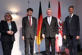 V.l.: Astrid Becker, NRW.Global Business, Kiminori Iwama, japanischer Generalkonsul, Prof. Dr. Andreas Pinkwart, Minister für Wirtschaft, Innovation, Digitalisierung und Energie des Landes NRW, und Bürgermeister Josef Hinkel.