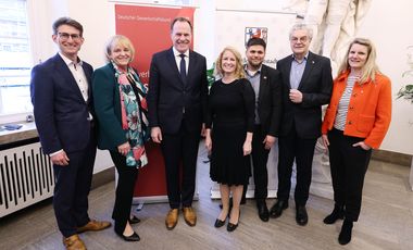 Bei dem Arbeitnehmerempfang: Dr. Daniel Kleine, Henkel, Sigrid Wolf, DGB, OB Dr. Keller, Nicole Grünewald, IHK Köln,Ömer Kirli, IG Bergbau Chemie und Energie NRW, Moderator Jürgen Zurheide und Dinah Trompeter, IGM (v.l.n.r.), Foto: Young