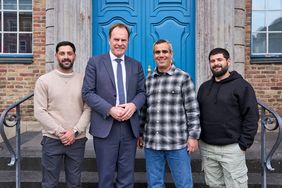 Oberbürgermeister Dr. Stephan Keller mit den ehemalige Geiseln des Terrorangriffs vom 7. Oktober 2023 Omri Miran (2.v.r.) sowie den Brüdern Ziv und Gali Berman. Foto: Landeshauptstadt Düsseldorf/Claus Langer