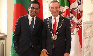 OB Geisel (rechts) empfing Hasnat Mia, Honorarkonsul der Volksrepublik Bangladesch, am Montag, 29. April, zu einem Antrittsbesuch ins Düsseldorfer Rathaus. Foto: David Young