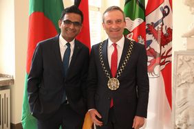 OB Geisel (rechts) empfing Hasnat Mia, Honorarkonsul der Volksrepublik Bangladesch, am Montag, 29. April, zu einem Antrittsbesuch ins Düsseldorfer Rathaus. Foto: David Young