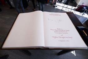 Bei seinem Besuch im Rathaus trug sich das Paar in das Goldene Buch der Stadt ein