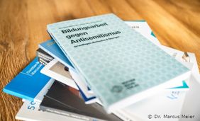 Foto von einem Bücherstapel mit Büchern zum Thema "Bildungsarbeit gegen Antisemitismus"