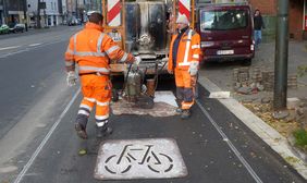 Aktuell laufen noch Markierungsarbeiten für den neuen Radweg auf der Kölner Straße. Sie werden bis Ende der Woche abgeschlossen sein.