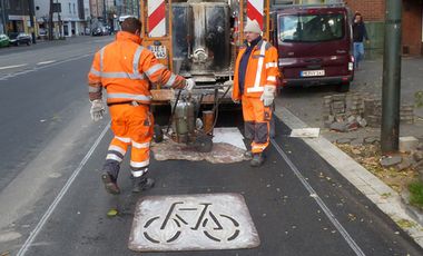 Aktuell laufen noch Markierungsarbeiten für den neuen Radweg auf der Kölner Straße. Sie werden bis Ende der Woche abgeschlossen sein.