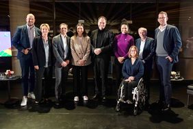 Die Gäste der Talkrunden zur UEFA EURO 2024 um Oberbürgermeister Dr. Stephan Keller und Turnierdirektor Philipp Lahm. Foto: Kenny Beele