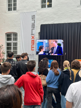 Zur Eröffnung der Veranstaltung "DemokratieTag – Europas Zukunft gestalten" im Maxhaus wurde ein Video-Interview mit Oberbürgermeister Dr. Stephan Keller, der Schirmherr der Veranstaltung ist, gezeigt. ©Landeshauptstadt Düsseldorf