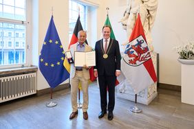Oberbürgermeister Dr. Stephan Keller (r.) überreichte am Dienstag, 2. Juni 2026, Dr. Naim Ziayee die Verdienstmedaille des Verdienstordens der Bundesrepublik Deutschland, Foto: Landeshauptstadt Düsseldorf/Claus Langer