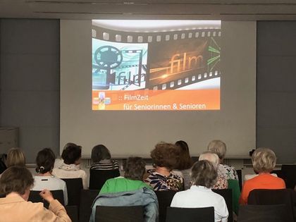 Seniorinnen und Senioren schauen auf eine Filmleinwand, Foto: Seniorenrat, Stadtbezirk 4