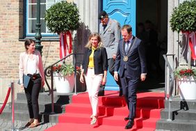 Oberbürgermeister Dr. Stephan Keller und Staatssekretärin Siemtje Möller auf dem roten Teppich vor dem Rathaus, kurz vor der Ankunft von Duke Harry und Duchess Meghan. 