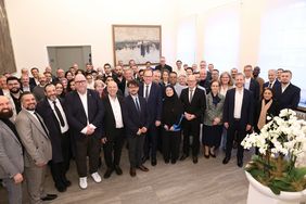 Oberbürgermeister Dr. Stephan Keller (M.) mit den Gästen des Empfangs zum gemeinsamen Fastenbrechen im Rathaus, Foto: Lammert.
