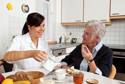 Seniorin mit Helferin beim Frühstück, © Gina Sanders, fotolia