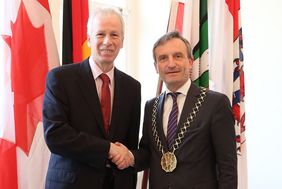 OB Thomas Geisel (rechts) mit dem designierten Botschafter Kanadas, Stéphane Dion; Foto: Young