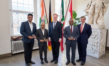 Feierlicher Empfang im Rathaus (v.l.n.r.) Dr. M. C. Sudhakar, Minister für Hochschulbildung; Dr. Sharanprakash Patil, Minister für Kompetenzentwicklung und medizinische Ausbildung; Dr. Stephan Keller, Oberbürgermeister; B.S. Mubarak, Generalkonsul der Republik Indien; Christian Zaum, Wirtschaftsdezernent © Landeshauptstadt Düsseldorf/Claus Langer 