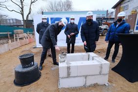 Oberbürgermeister Dr. Stephan Keller (links) und Stadtdirektor Burkhard Hintzsche bei der Grundsteinlegung des Neubaus der Kita Fuldaer Straße, Foto: M. Gstettenbauer.