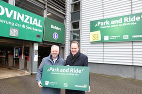 Oberbürgermeister Dr. Stephan Keller und Patric Fedlmeier, stellvertretender Vorstandsvorsitzender der Provinzial Versicherung (li.), stellten das neue "Smart Park & Ride"-Angebot in Düsseldorf Wersten vor © Landeshauptstadt Düsseldorf, Ingo Lammert 