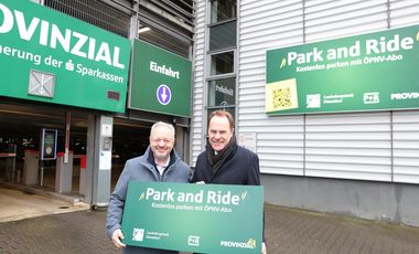 Oberbürgermeister Dr. Stephan Keller und Patric Fedlmeier, stellvertretender Vorstandsvorsitzender der Provinzial Versicherung (li.), stellten das neue "Smart Park & Ride"-Angebot in Düsseldorf Wersten vor © Landeshauptstadt Düsseldorf, Ingo Lammert 