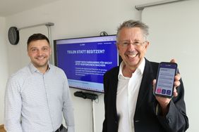 Vorstellung des innovativen Carsharing-Rechners der Landeshauptstadt mit Dominik Bommer, Connected Mobility Düsseldorf (li.),und Holger Odenthal, stellvertretender Leiter des Amtes für Verkehrsmanagement. Foto: Ingo Lammert
